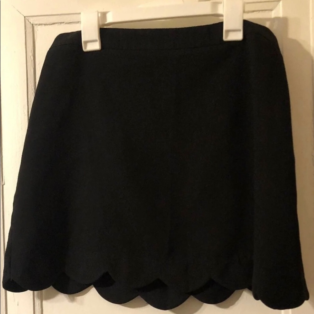 Gab & Kate black mini skirt with scales design size L. Very good condtion.